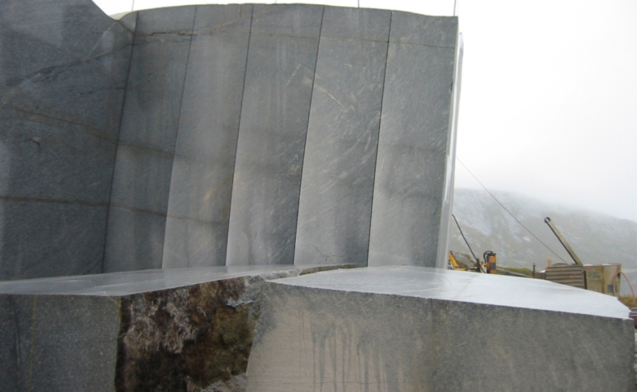 Trapp av granitt opp en skråning